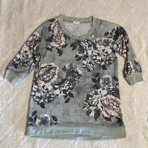 Eyeshadow XL lightweight, super soft, 3/4 sleeves, & in great condition
